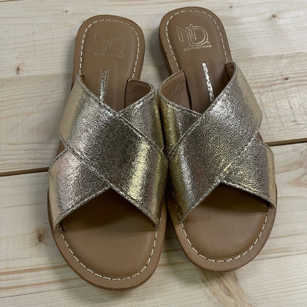 New Directions Trumpet Gold Sandals 6 SI20
